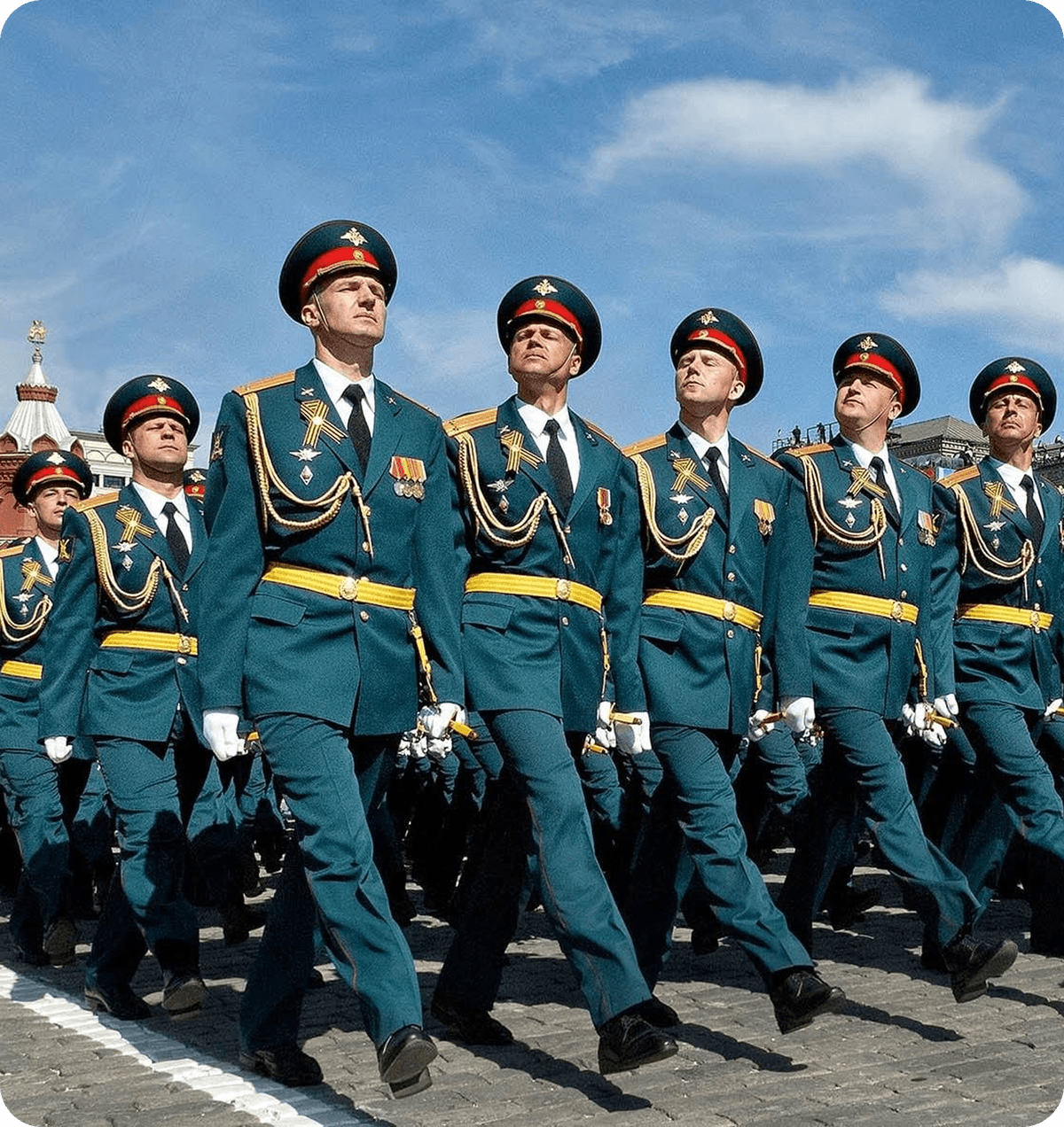Солдаты маршируют на красной площади
